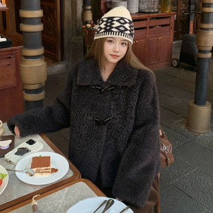ELLE绵羊毛牛角扣毛绒短外套女2026春季新款复古通勤羊羔毛上衣