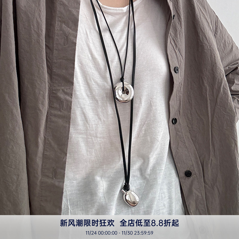 PAUSA ANN 时髦黑皮绳水瓶/圆环质感现代感长项链/毛衣链