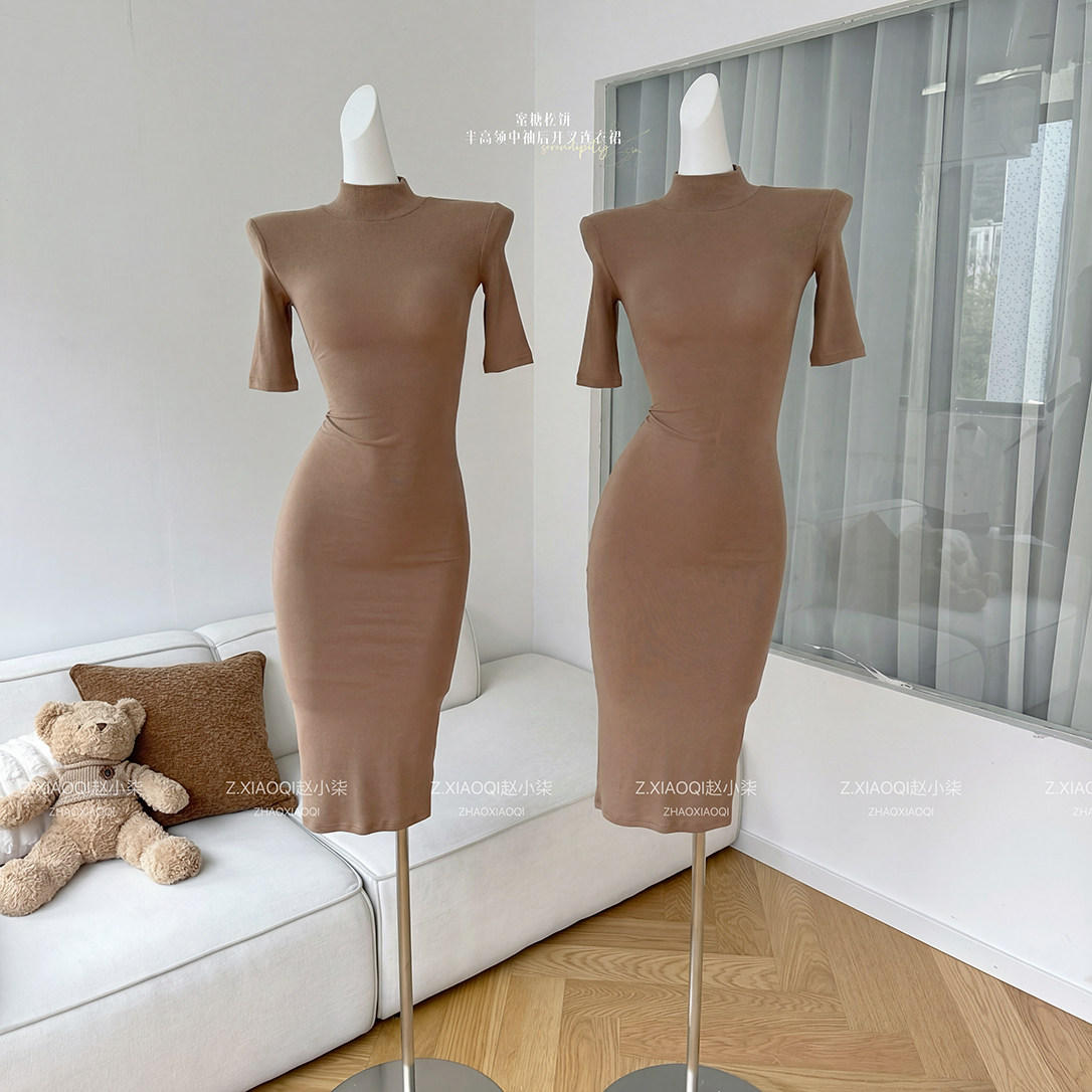 柒月末 蜜糖松饼 半高领中袖后开叉连衣裙女春夏修身中长裙