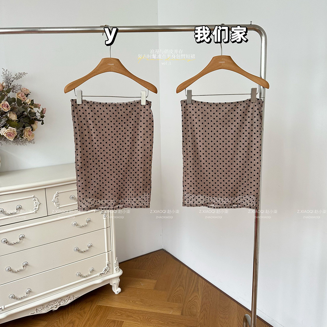 柒月末 浪漫与俏皮并存复古时髦波点半身裙女夏顺滑梭织包臂短裙