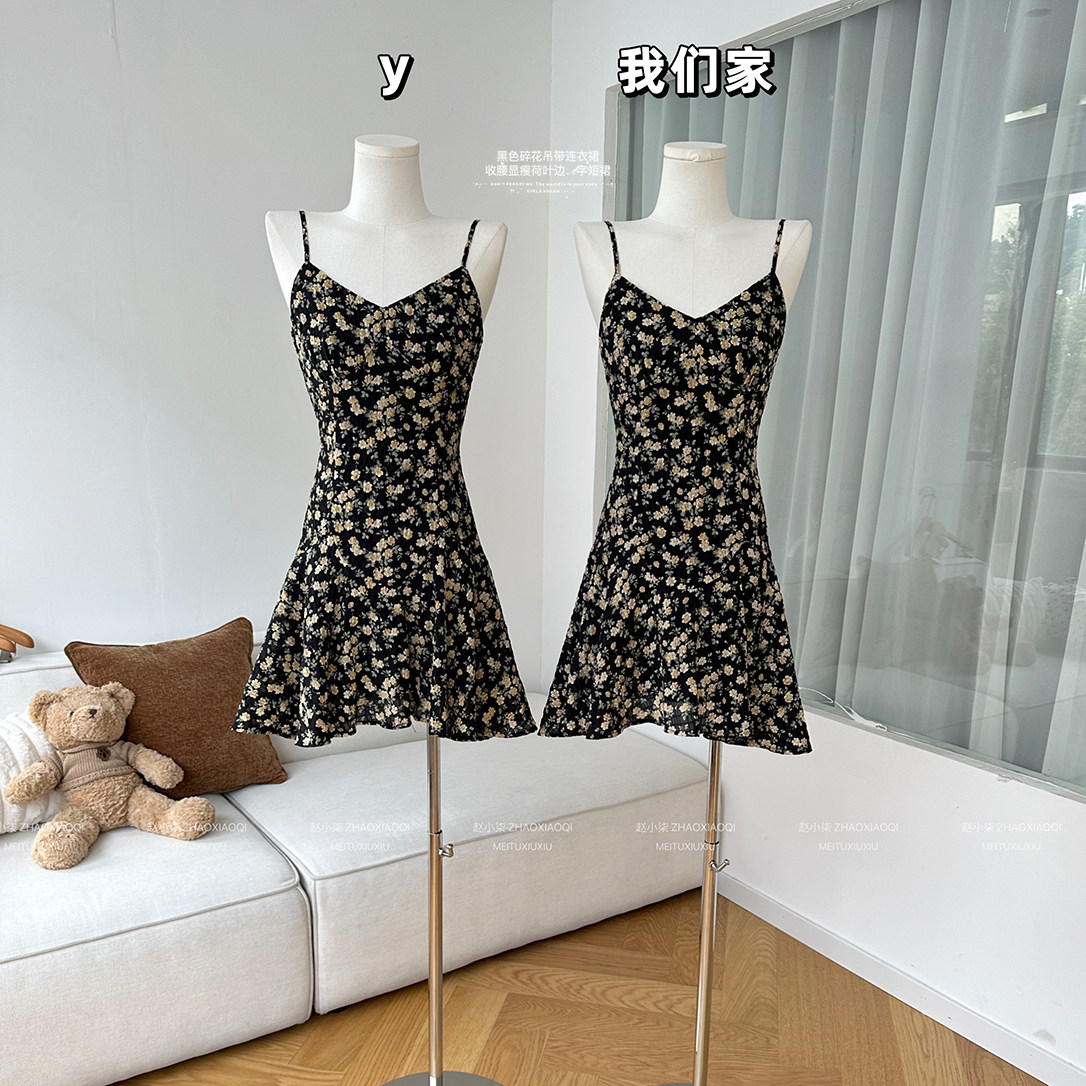 柒月末 黑色碎花吊带连衣裙女2026夏季新款收腰显瘦荷叶边A字短裙