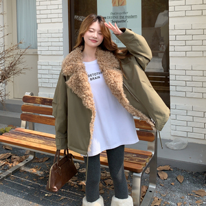 军绿色羊羔毛拼接羽绒服女2025冬季新款时髦90白鸭绒内胆爆款外套图片