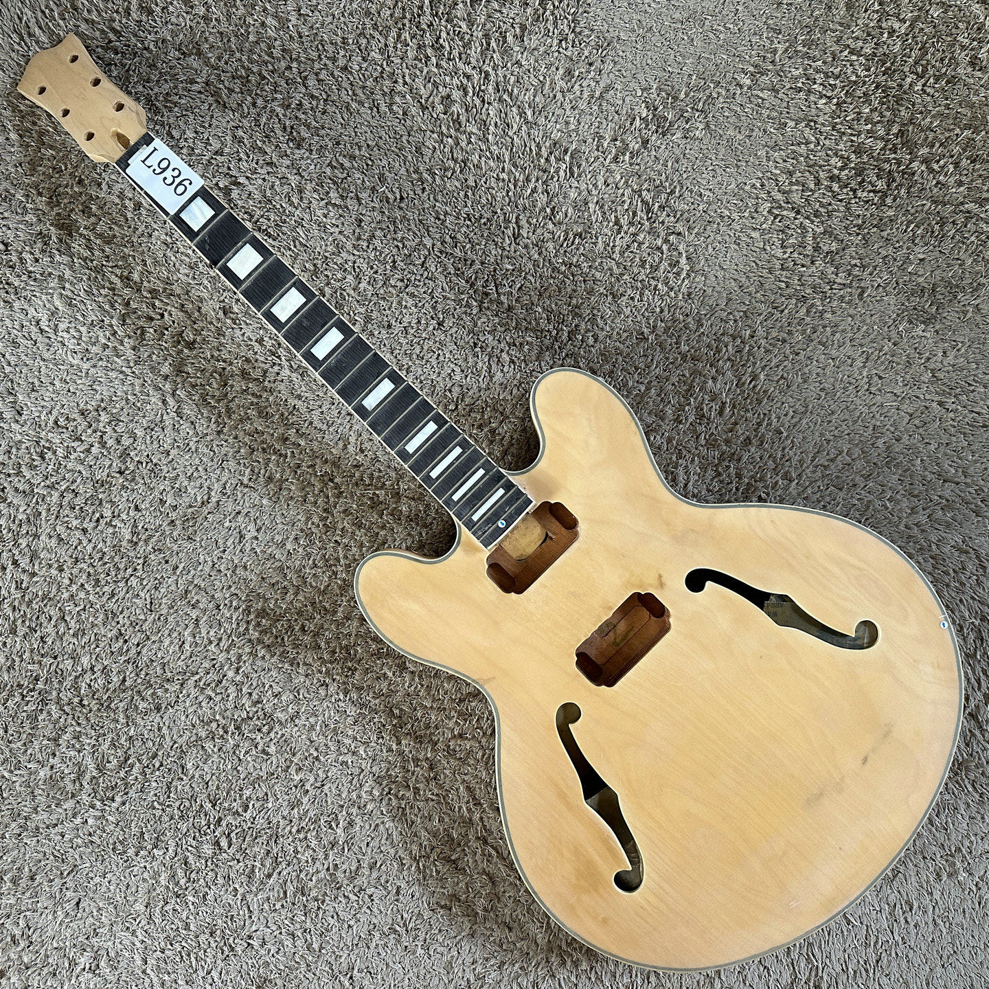 335款薄体半空心爵士JAZZ 电吉他半成品 F孔库存 22品 微瑕疵