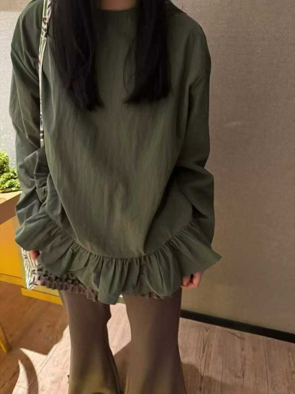 2025早秋新款韩版时尚简约纯色圆领下摆荷叶边上衣女宽松百搭上衣