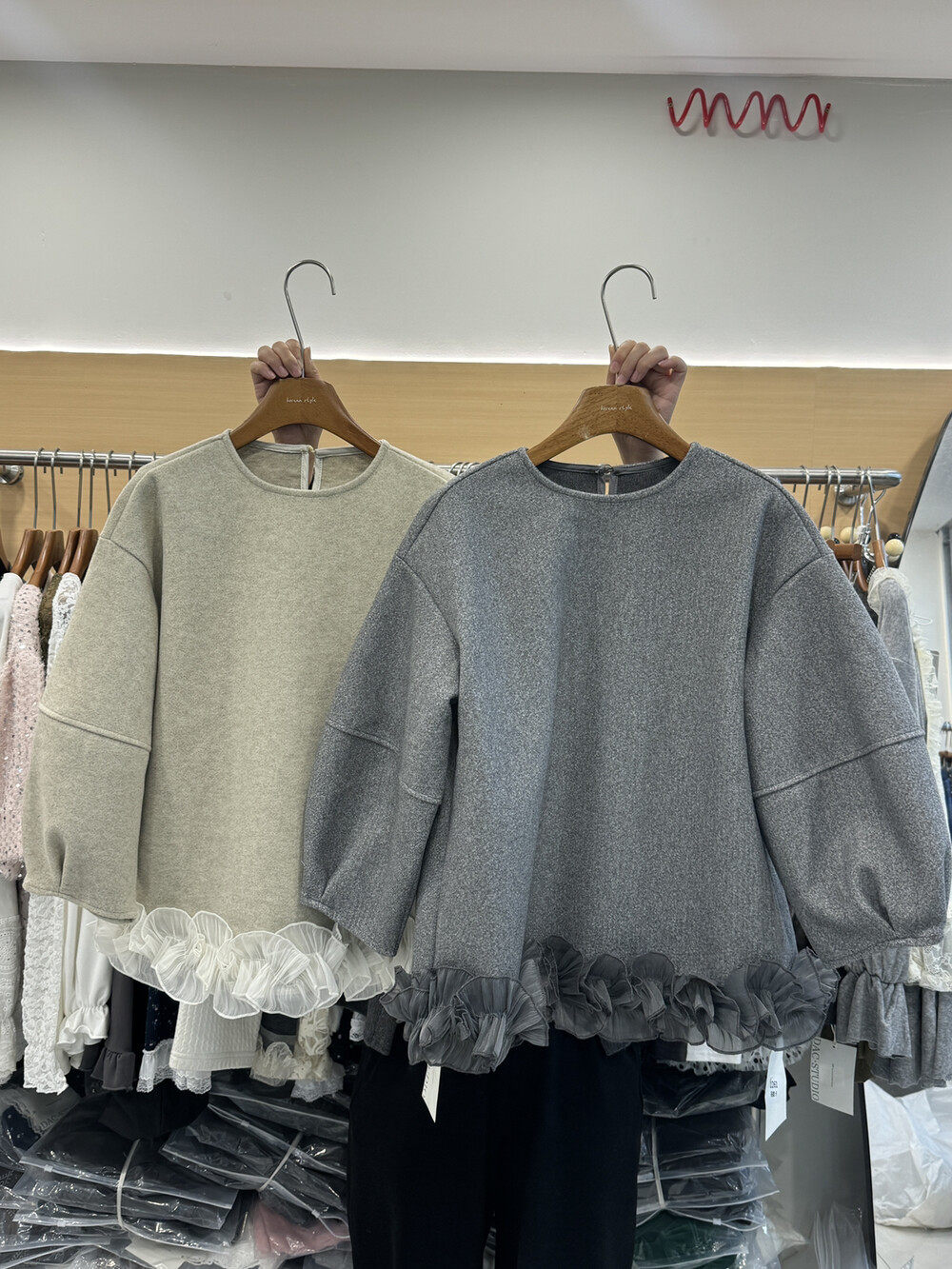 2025冬季新款韩版设计感时尚圆领宽松毛呢木耳边卫衣女别致上衣潮