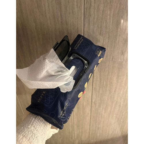 清洁湿巾 跟全mian时代同个生厂商！每一包厚实得跟砖一样