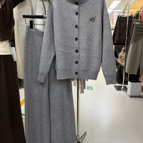 I DO DO-冬上新爆款刺绣套装慵懒风可立领可翻领针Y8339毛衣套装