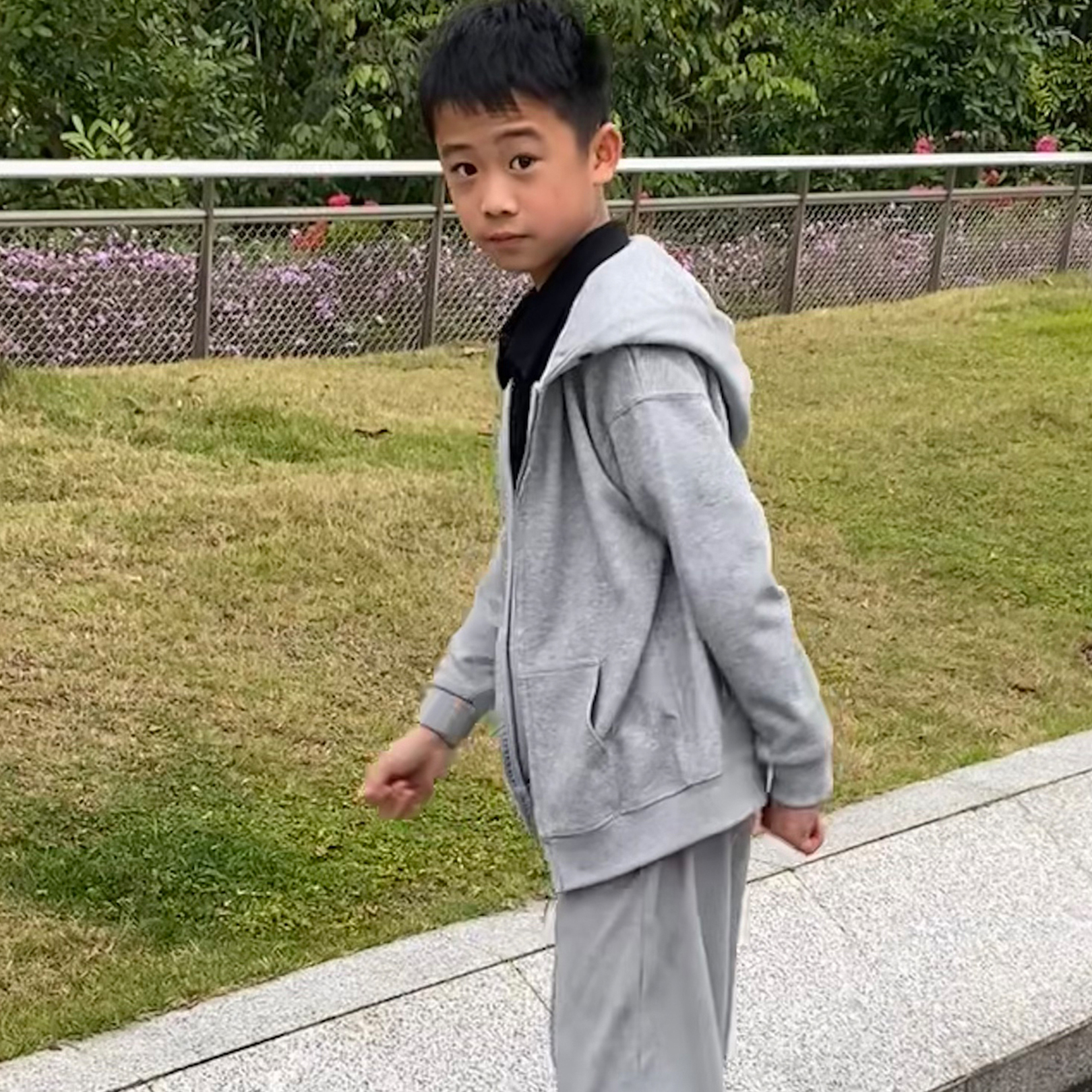 儿童外套春秋薄款开衫拉链卫衣轻便连帽外套棉质束袖口休闲防风