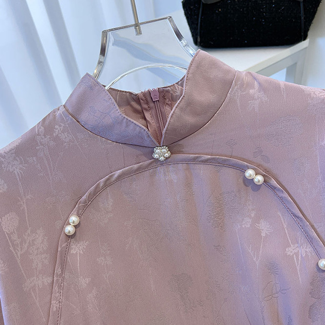 고대 더블 브레스티드 보라색 치파오 는 여름에 여름에 새로운 중국 스타일의 날씬한 스커트와 함께 입을 수 있는 개선 버전입니다