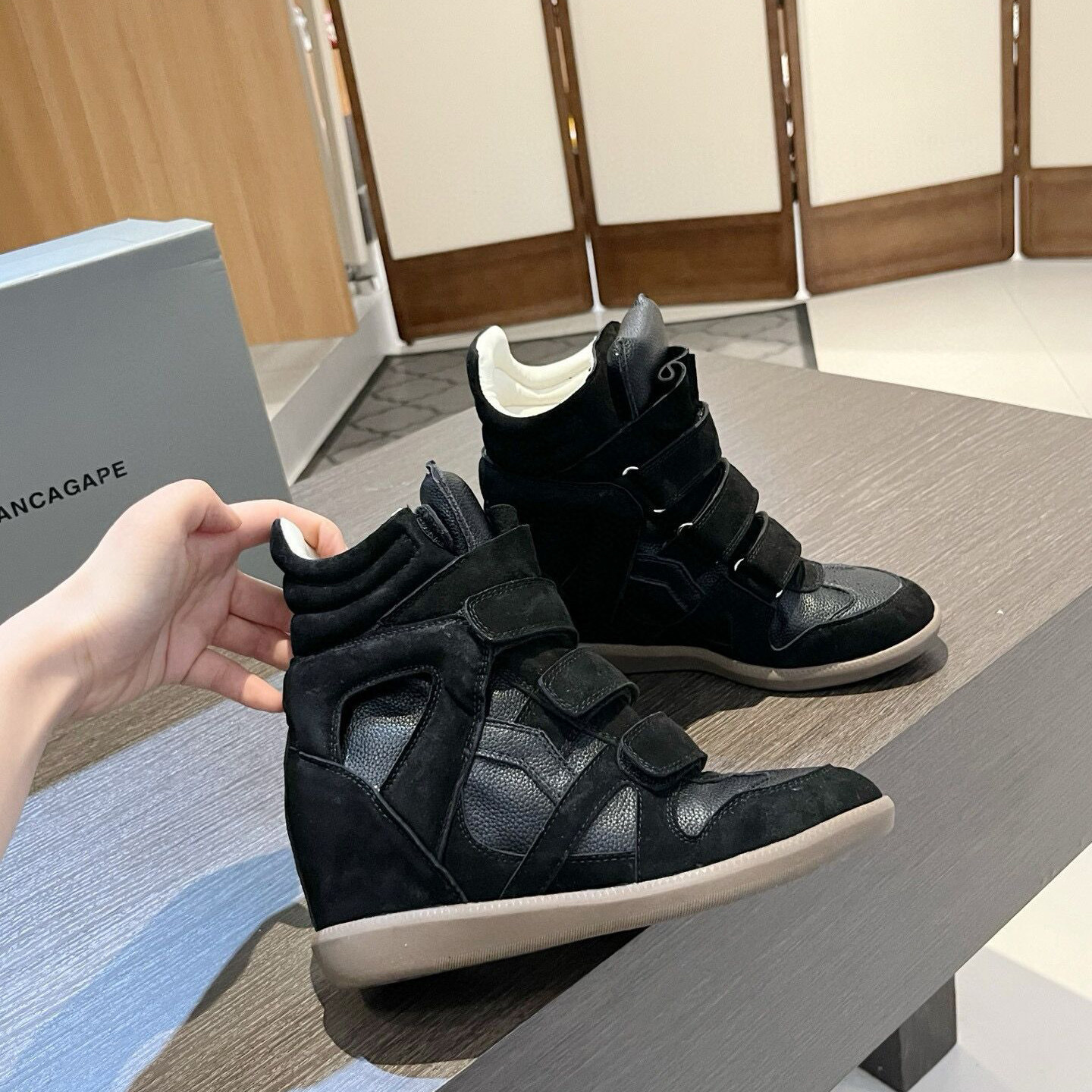 黑色8cm隐形增高魔术贴高帮女鞋
