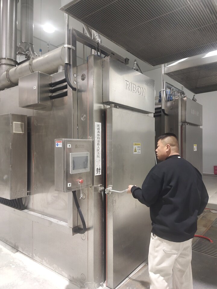 5月18日承德市设备真空包装机一台、蒸煮干燥炉二台、真空叶片灌装机二台、不锈钢货架40个）网络拍卖公告