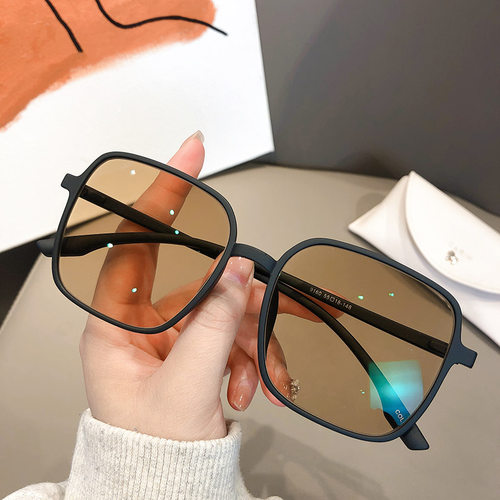 小红书款近视眼镜感光变色兴语