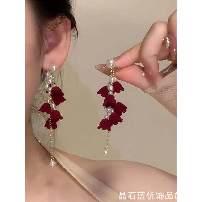 新中式晨袍耳环酒红铃兰植绒花朵仿珠长链条流苏新娘出门纱耳坠