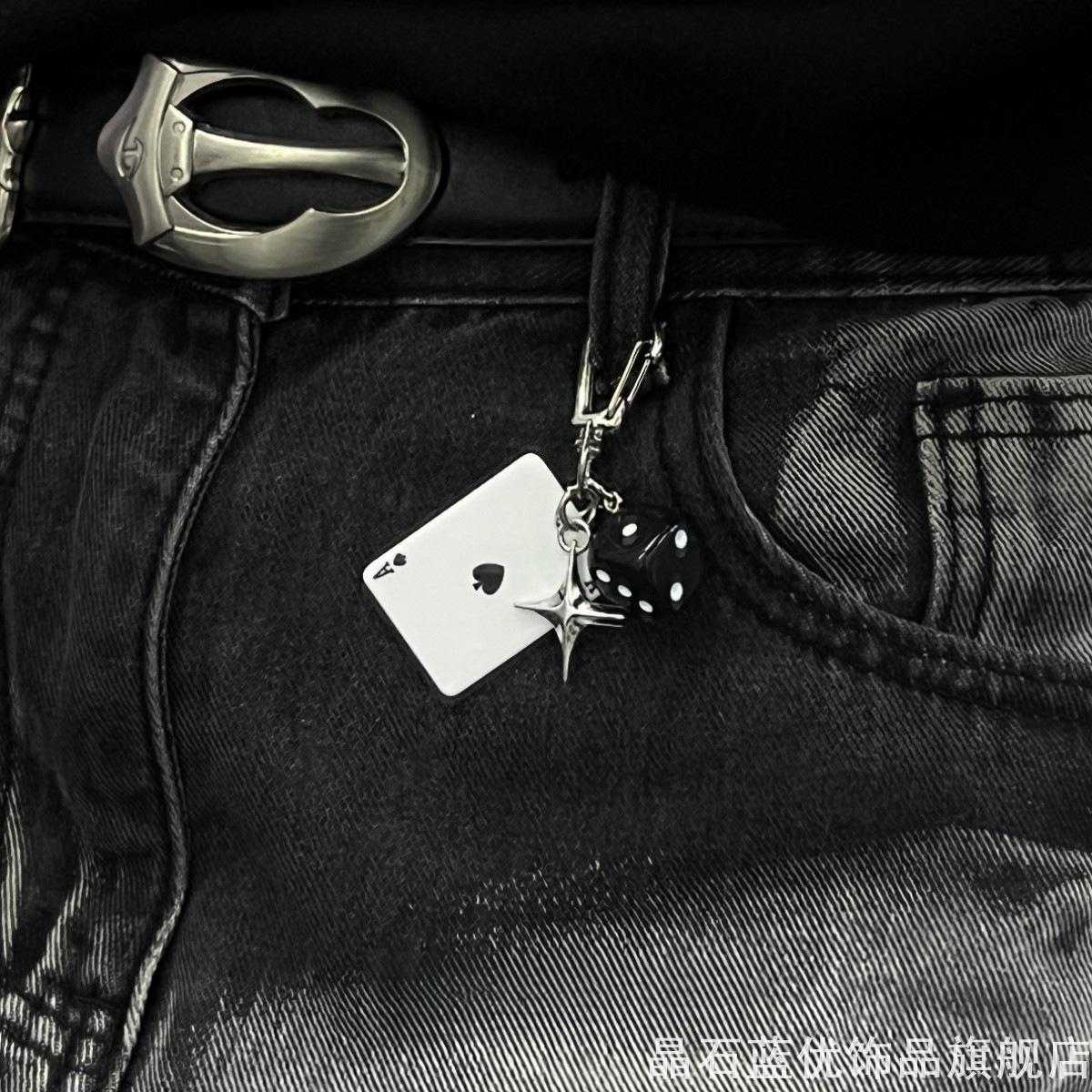 暗黑街头黑桃A吊牌挂件黑桃A扑克卡牌骰子四角星金属扣背包小挂饰