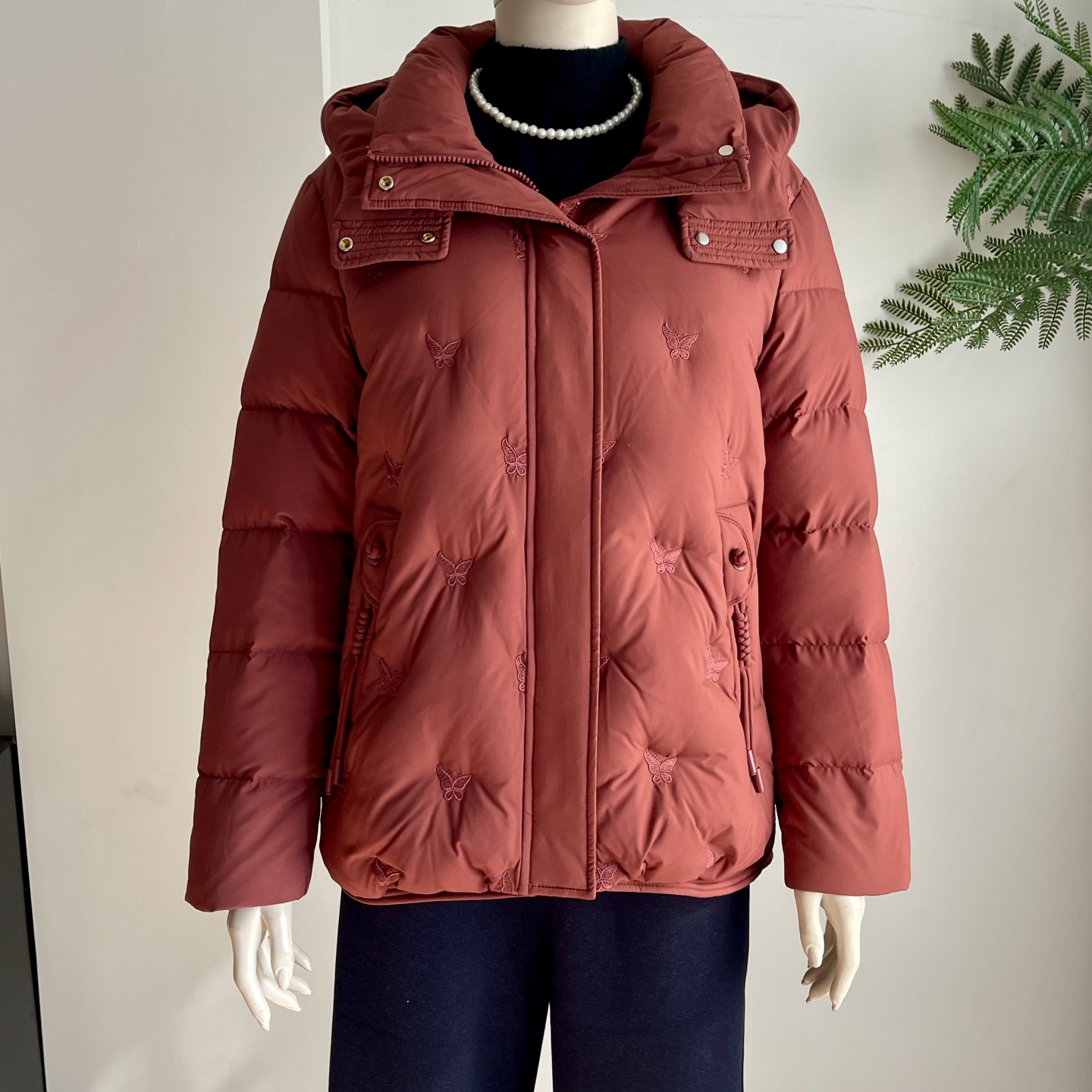 中老年白鸭绒保暖连帽羽绒服妈妈