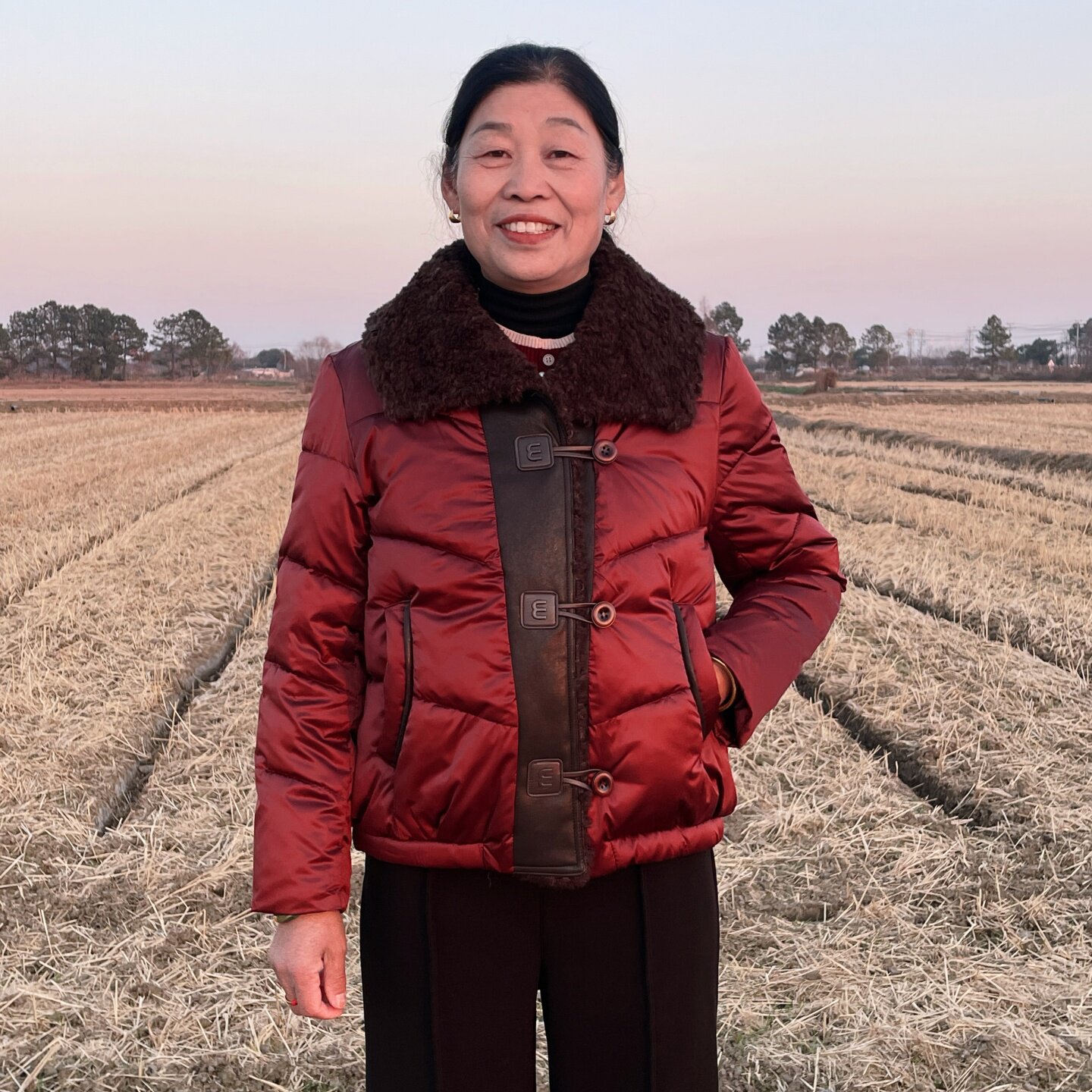 妈妈冬装加厚绵羊绒保暖羽绒棉服外套2025新款红色加棉中老年上衣