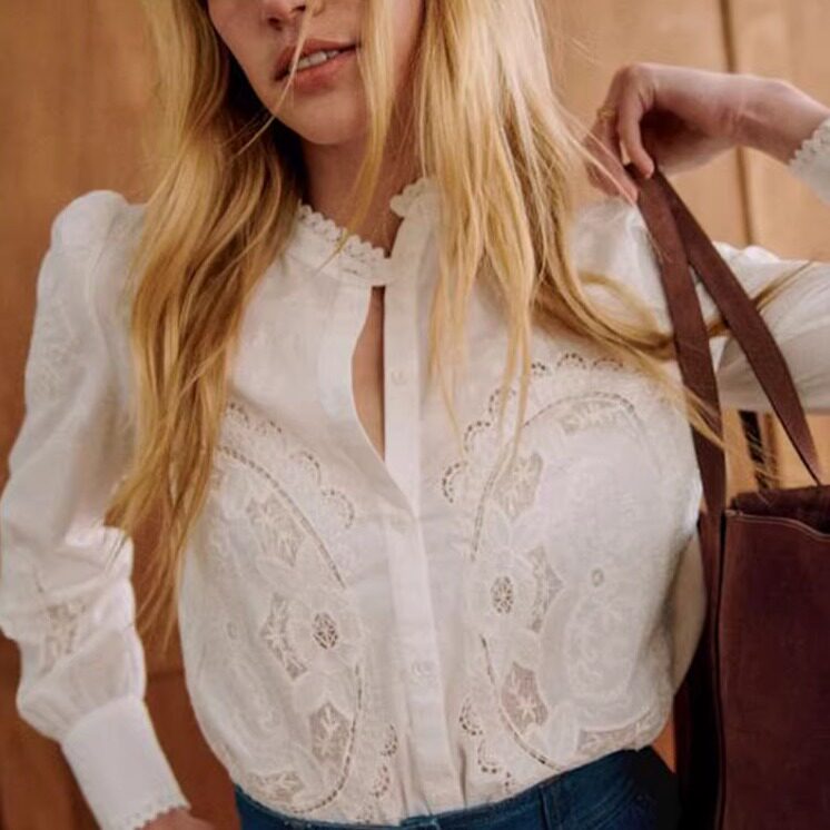 现货复古宫廷风纯棉精美蕾丝刺绣小花边圆领长袖纽扣直筒衬衫上衣