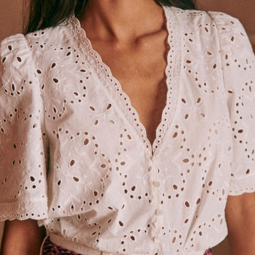 精致刺绣棉V领花瓣泡袖直筒衬衫