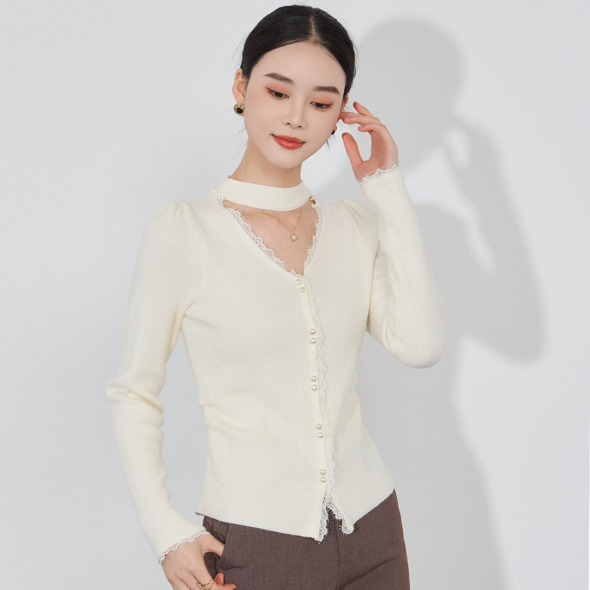 超美蕾丝边精致针织衫含绵羊毛25冬时尚性感风气质v领小内搭女