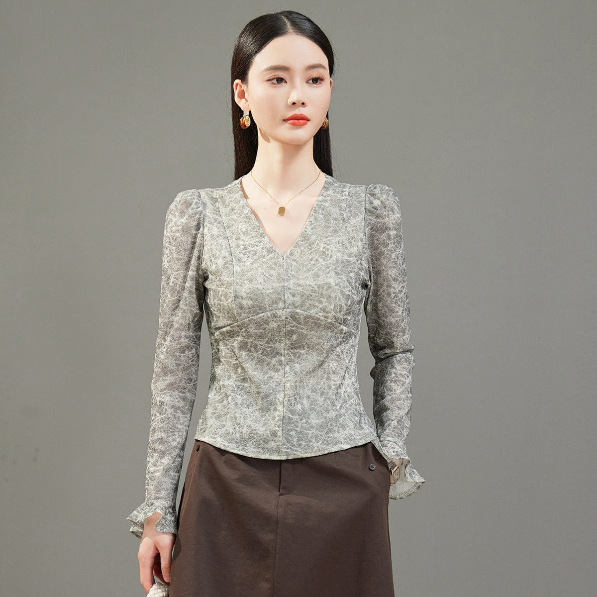 艺术感暗纹提花V领打底衫2026春季气质修身喇叭袖设计小衫女,女装/女士精品,衬衫,淘宝优惠券,粉丝福利购,淘宝优惠卷