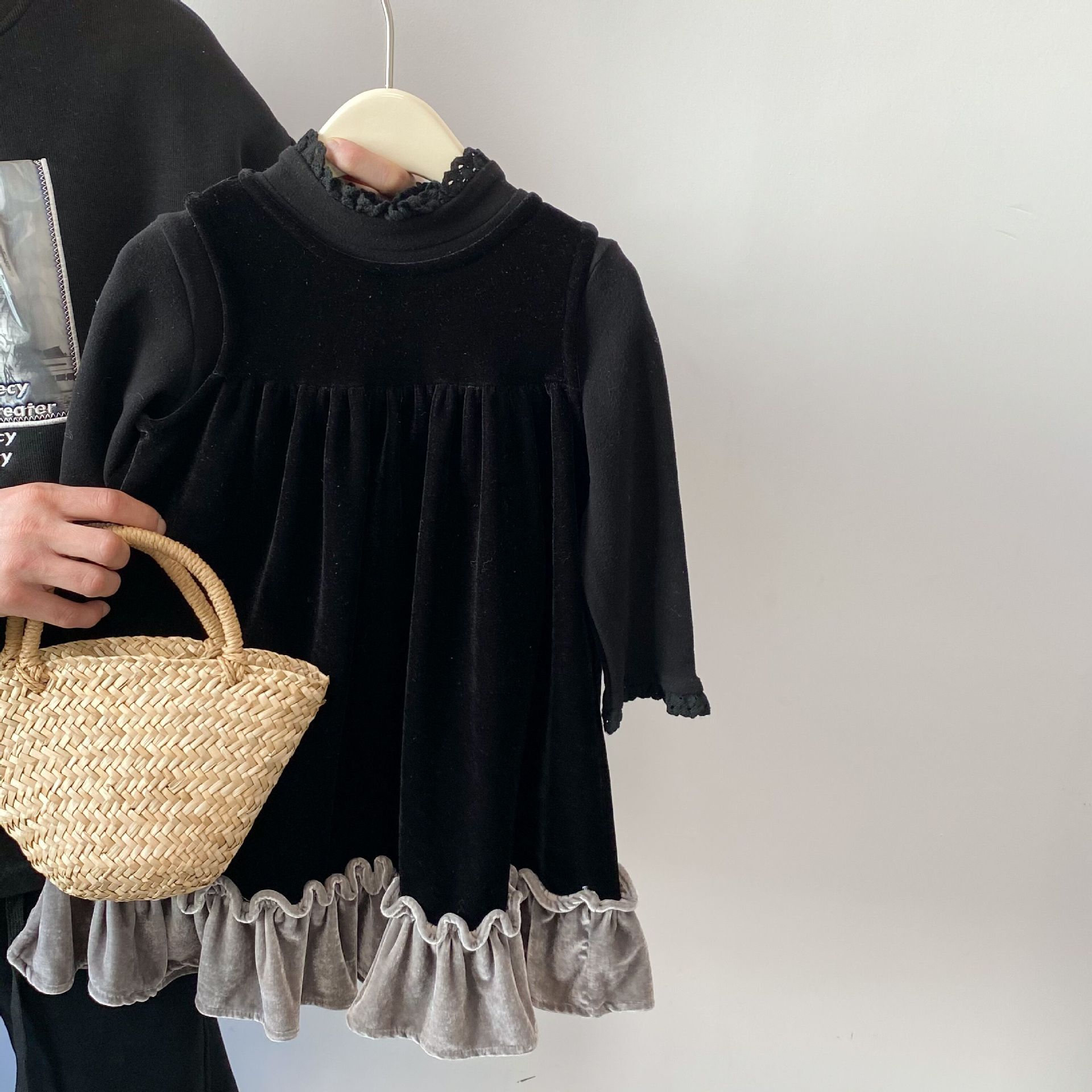 2025年秋冬女童丝绒连衣裙撞色拼接无袖背心裙新年加绒公主裙