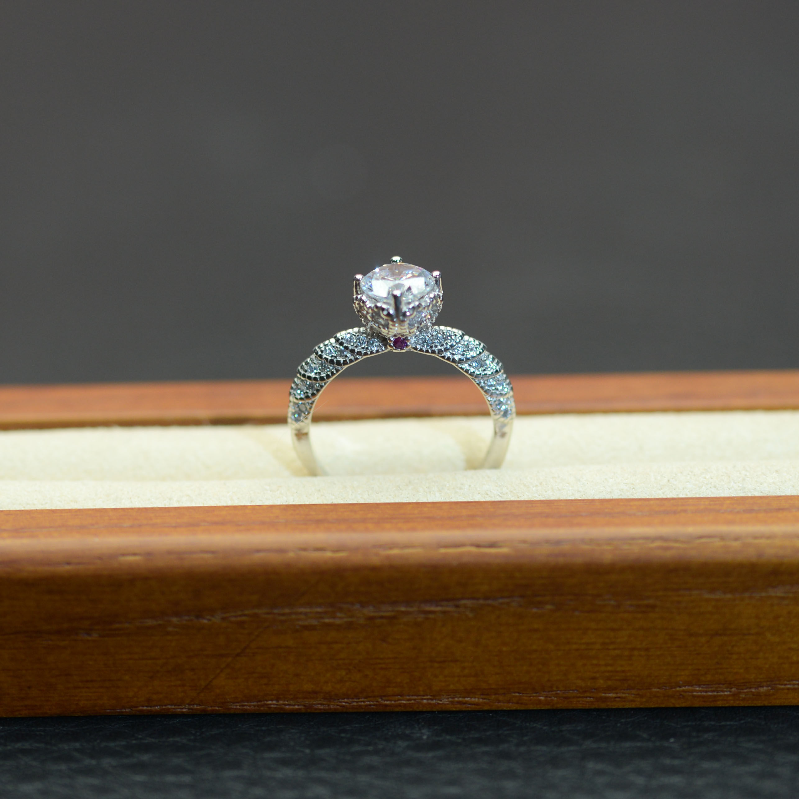 镀pt950莫桑钻石戒指女款公主方防钻石结婚求婚订婚钻戒生日圣诞