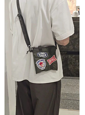 HU*AN M*DE HELMET BAG 日系爱心单肩斜挎小包 徽标配件手机提包