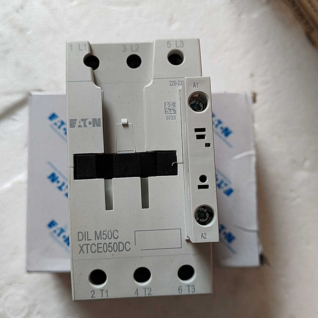 DILM50C交流触器，原包装，电压220V，