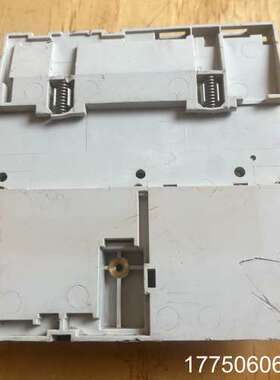 PLC底座成色拍，白色底部己破损，当配