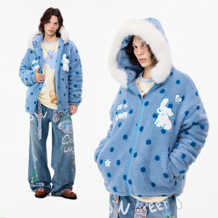 LAMLICKA摇粒绒波点刺绣毛领连帽外套男秋冬宽松蓝色羊羔绒棉服女