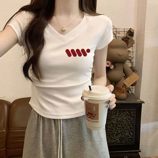 小众ins上衣 新款 短袖 白色V领正肩设计褶皱印花显瘦辣妹修身 短款