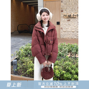 紫璐莱绒冬格调~复古红色牛角扣设计保暖格纹呢料羽绒服外套女79X
