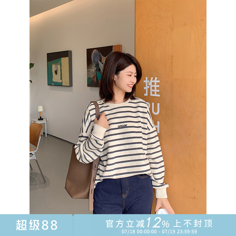 紫璐莱常规棉字母刺绣简约卫衣