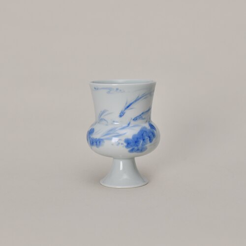 古事绘青花鱼藻纹高足小酒杯