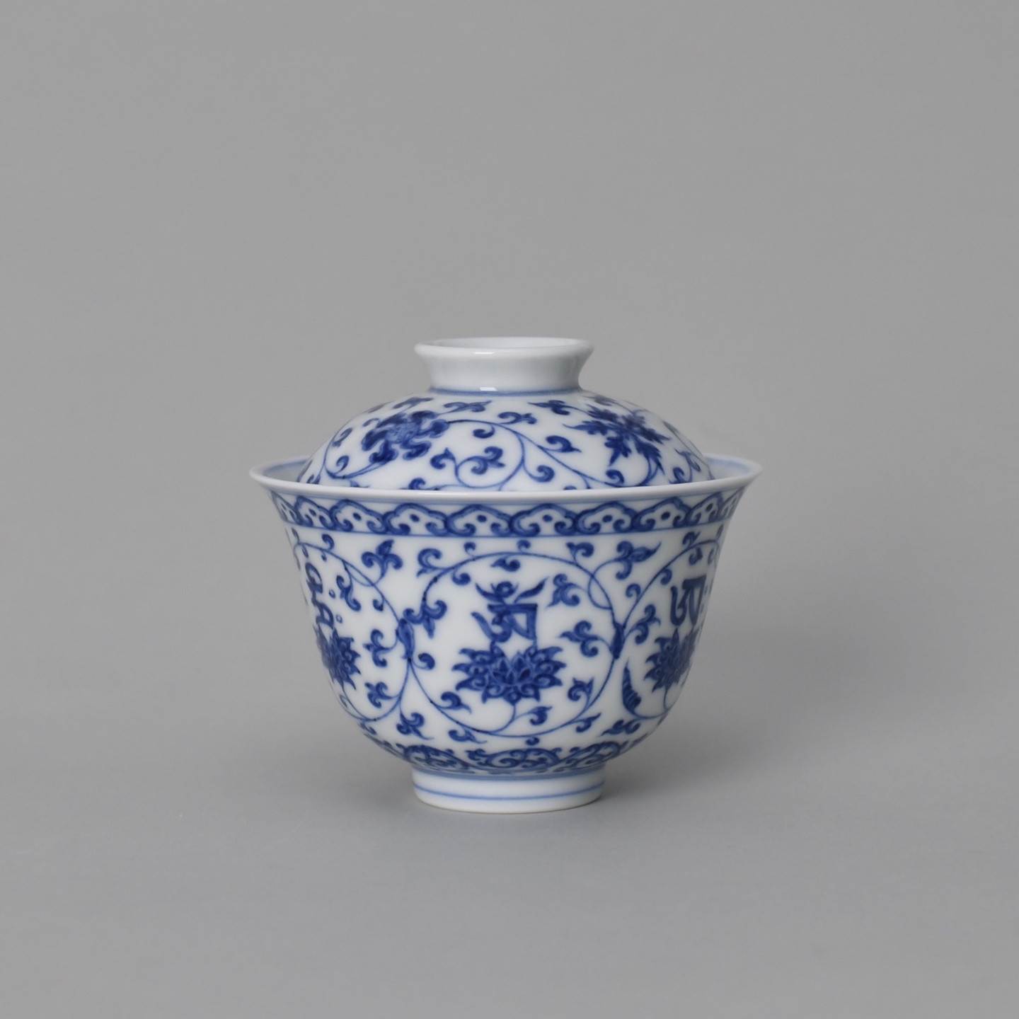 无尘格古青花缠枝莲托梵文盖碗