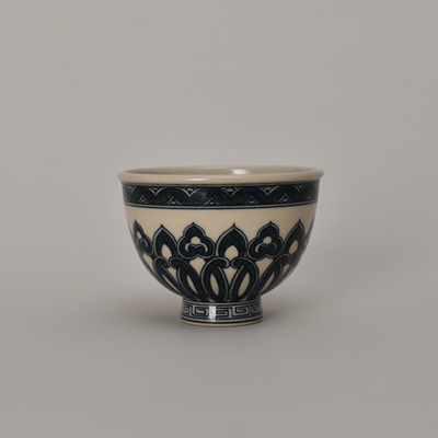 云泊定白青花宝相纹鸡心杯