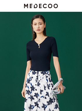 MEDECOO/墨蒂珂2025夏季新款 金属扣装饰V领套头针织衫女MJX40325