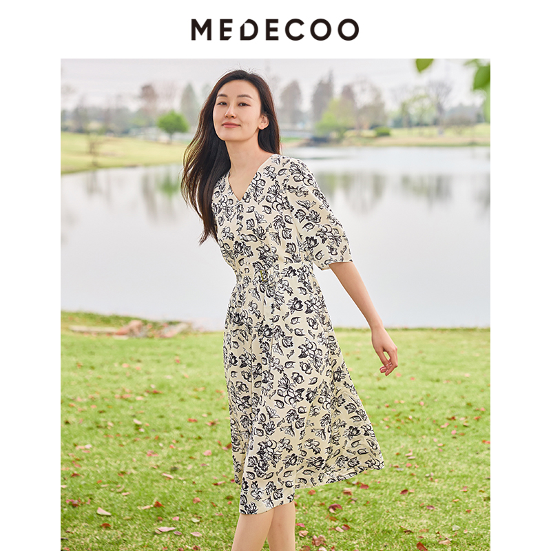 碎花V领气质连衣裙休闲度假风裙