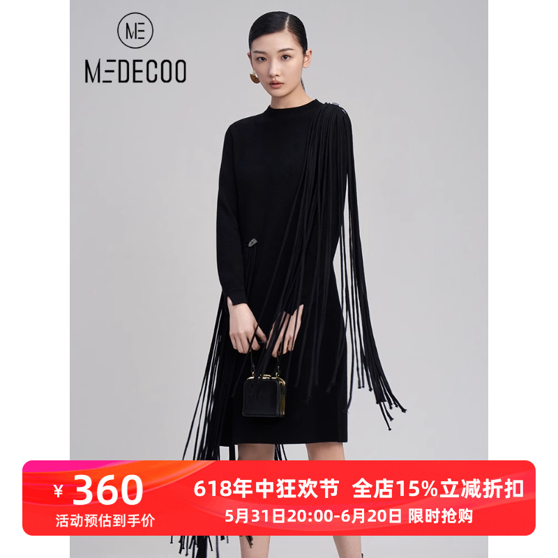 MEDECOO/墨蒂珂2022秋季新款黑色显瘦流苏开叉针织连衣裙MGQ40604