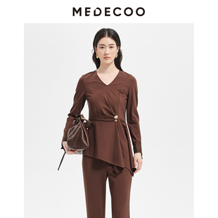 MEDECOO/墨蒂珂2026春季新款 V领钉珠不规则摆收腰上衣女MKC62201
