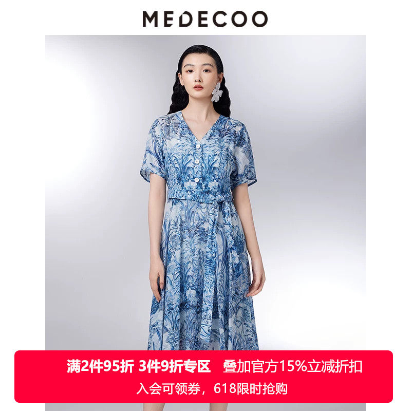 MEDECOO/墨蒂珂2026夏新款女装印花V领百褶连衣裙真丝裙MIX90206