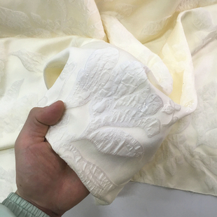 清新浅杏黄色立体浮雕花卉图案提花时装面料 春秋 柔软 垂坠 布料