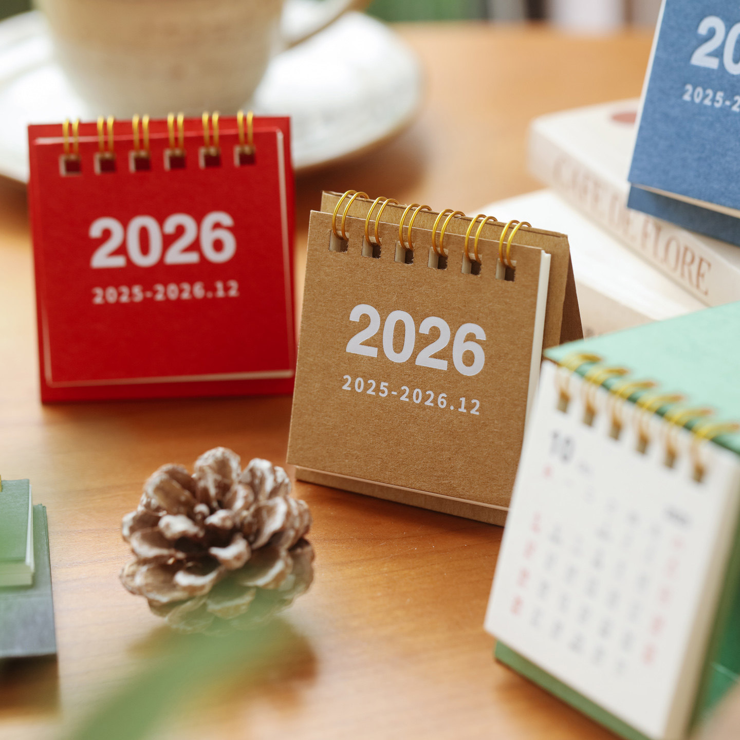 2026年创意简约迷你小台历可爱纯色便携日历无印风办公室桌面摆件