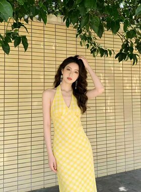 泰国海边旅游度假长裙女法式气质V领黄色格纹收腰显瘦挂脖连衣裙