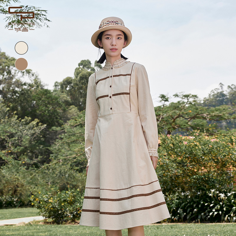 一城画一冬季新款复古显瘦高腰A字绣花领口设计中款连衣裙