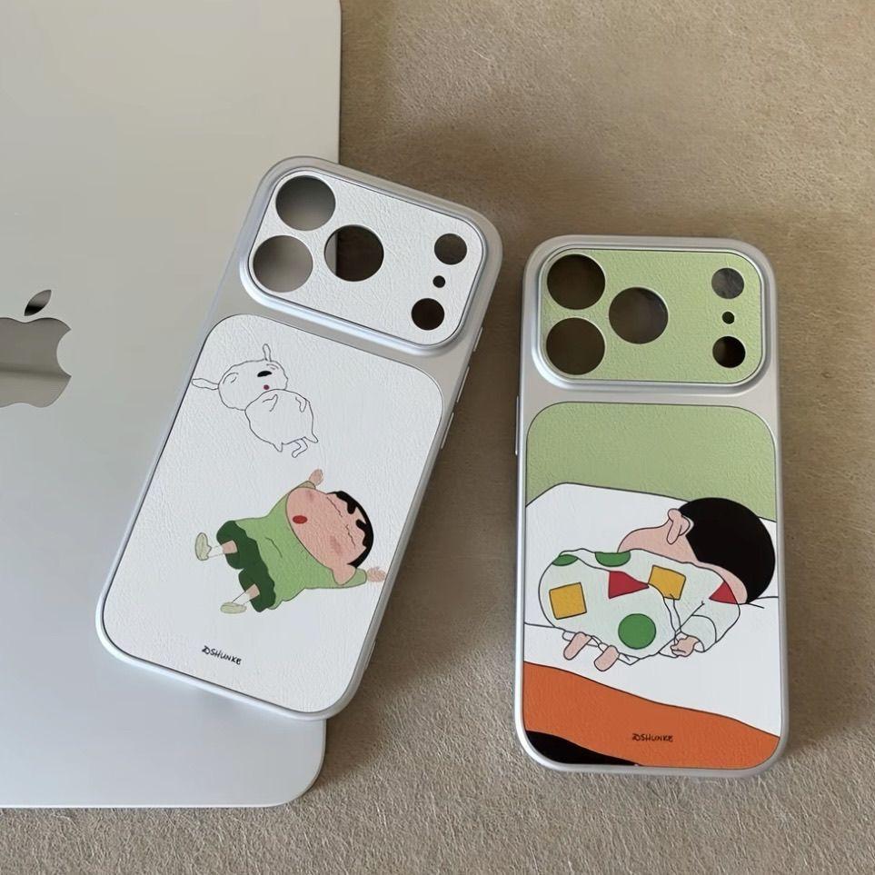 赖床撅屁小新适用苹果17ProMax白色康宁贴皮手机壳iPhone16pro个性潮15pro小众创意14/13promax全包12防摔套