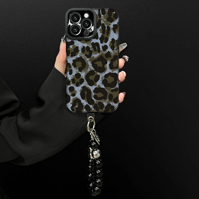 蓝豹纹翻毛皮适用苹果17promax女款手链手机壳iPhone16pro秋冬新款15plus华为p70vivo小米15oppo13pro磨砂套
