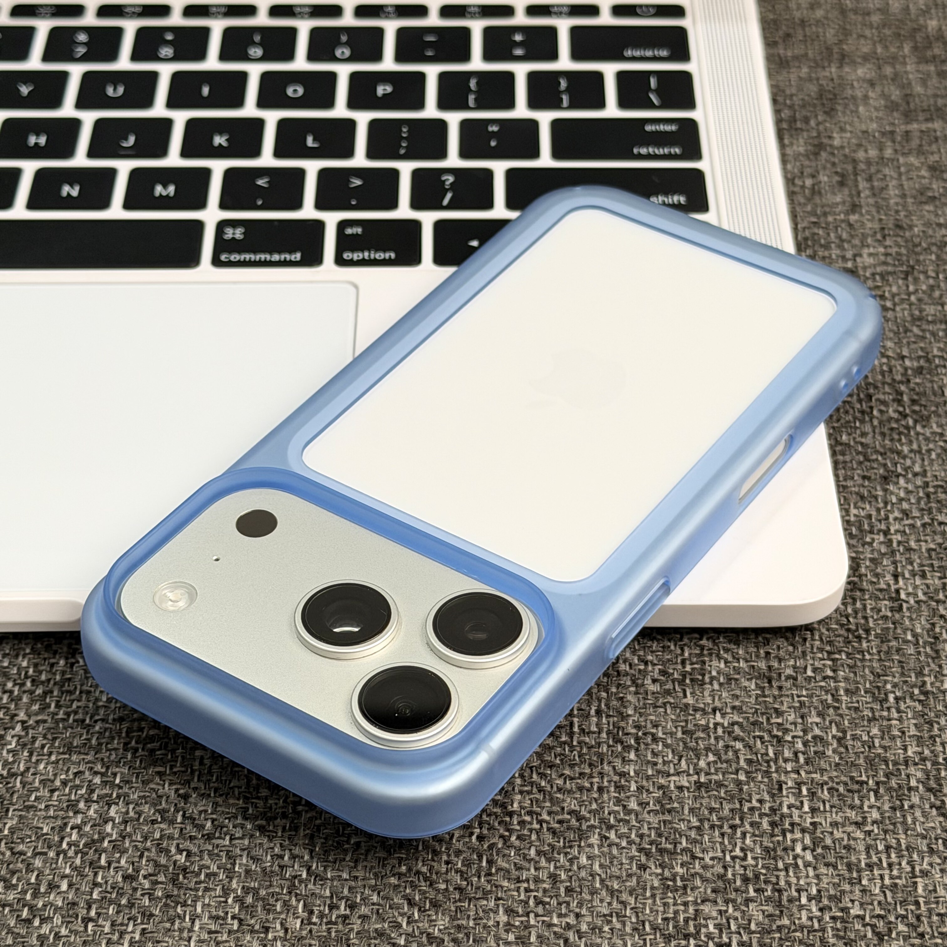 蓝色纯边框镂空背板适用苹果18promax/17promax手机壳iPhone16pro网红15pro/14pro散热透气13promax保护套Pc