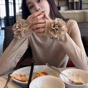 轻奢小衫手臂立体花朵圆领弹力长袖T恤打底衫别致小衫卡其内搭潮