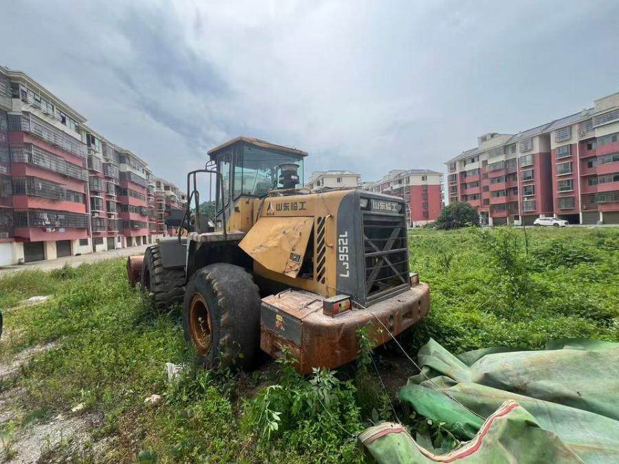 1月30日宜春上高县塔下乡白水泥厂附近一辆旧铲车网络拍卖公告